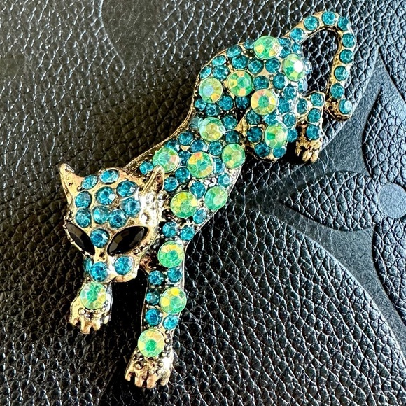 Unbranded Jewelry - New Teal Blue & Iridescent Faceted Crystal Leopard Gold Tone Pin Brooch - 2.5”